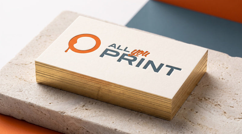 Cartes de visite à tranche dorée avec le logo All You Print sur une pierre naturelle