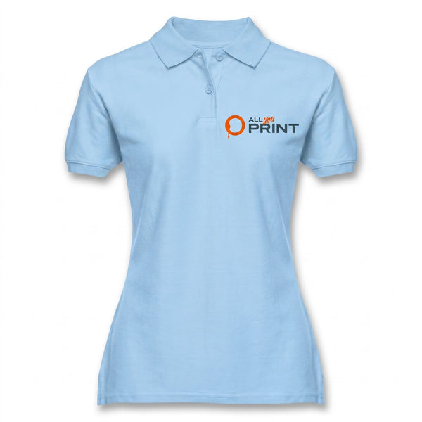Polo Basic donna con vestibilità femminile e logo ricamato, indossata durante il lavoro