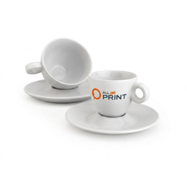 Tazza da cappuccino in porcellana con piattino abbinato e logo discreto, su un tavolo di ristorante